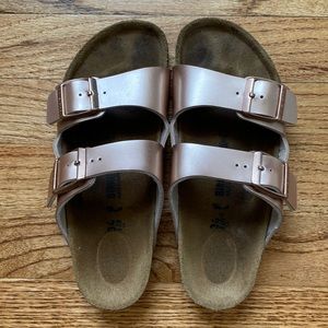 Girls Birkenstock Arizona sandals size 34 (3-3.5) electric metallic rose gold